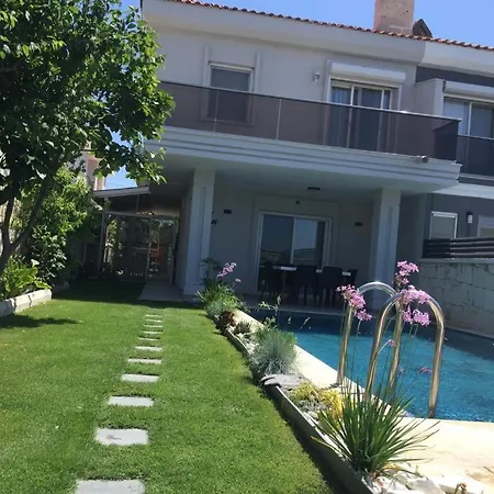 Mustakil Havuzlu Cesme