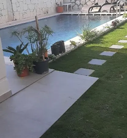 Mustakil Havuzlu * Cesme